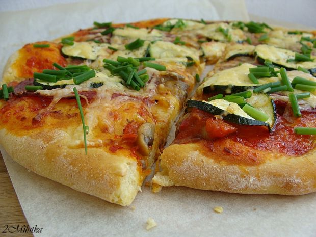 Pełnoziarnista pizza z salami i cukinią