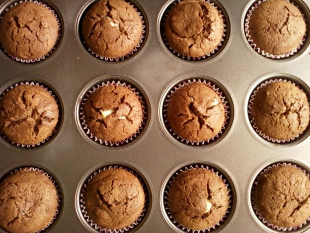 Pełnoziarniste czekoladowe muffinki z budyniem