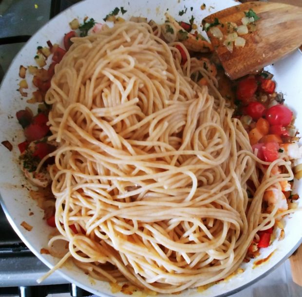 Pełnoziarniste spaghetti z krewetkami i pomidorami