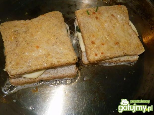 Pełnoziarniste tosty ze szpinakiem.