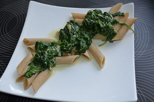 Penne w sosie szpinakowym