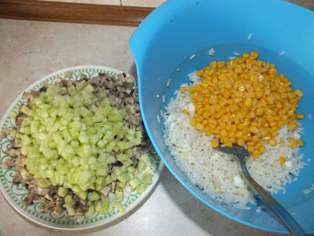 Pieczarkowa sałatka z ryżem i ogórkami