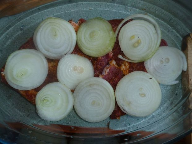 Pieczona karkówka przekładana pomidorami i cebulą