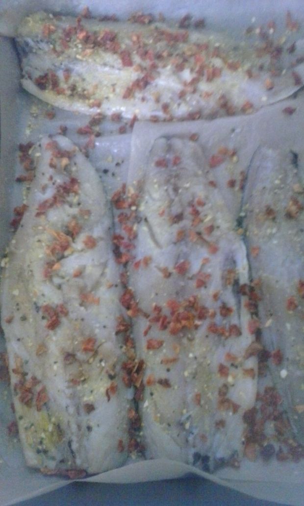 Pieczona makrela z suszonymi płatkami pomidora