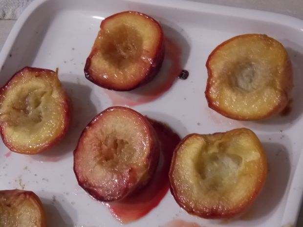 Pieczone brzoskwinie z kremem malinowym i jagodami
