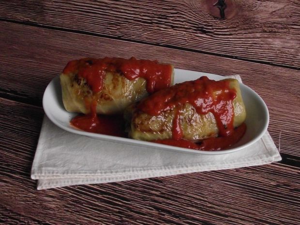 Pieczone gołąbki podane w sosie pomidorowym 