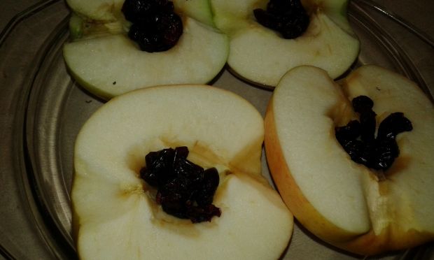 Pieczone jabłuszka z żurawiną i piniami
