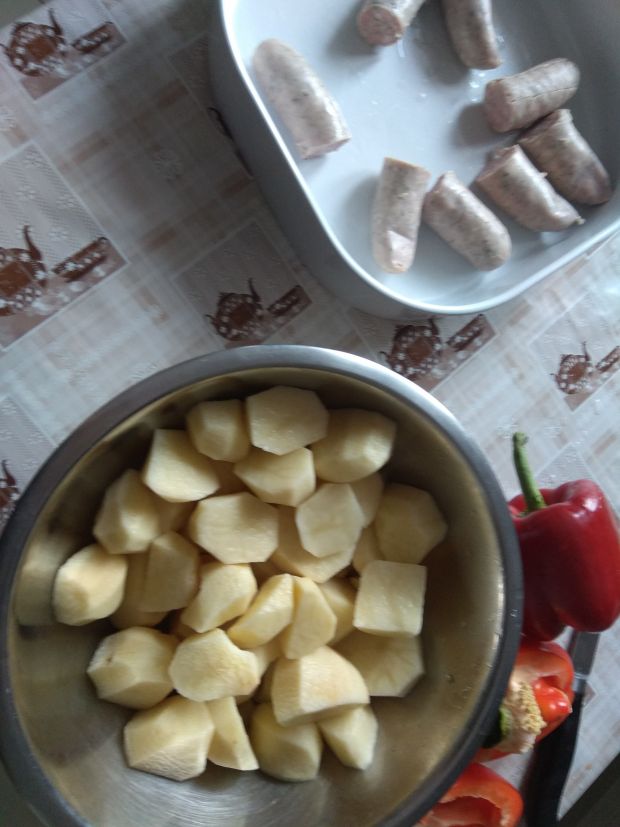 Pieczone kiełbaski z ziemniakami i papryką