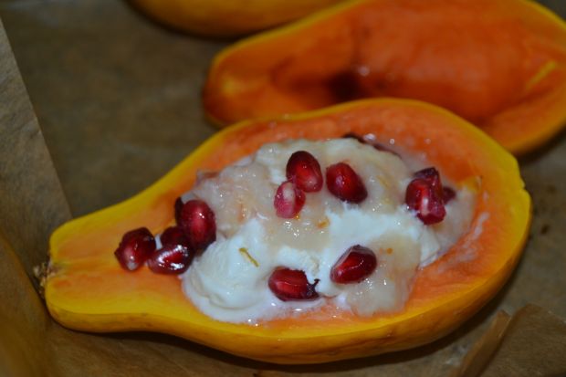 PIeczone papaje wypełnione lodami oraz liczi