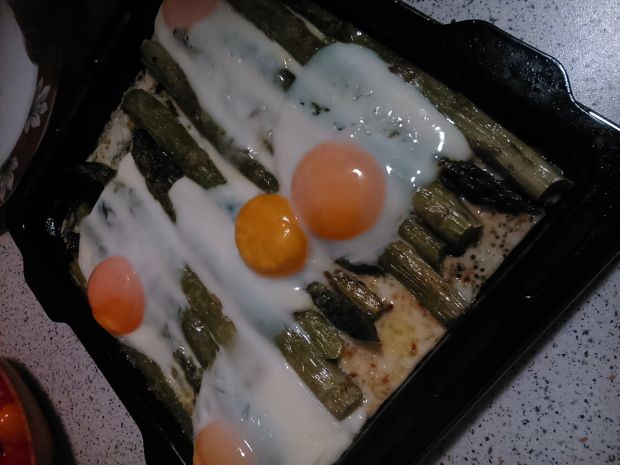 Pieczone szparagi z jajkiem