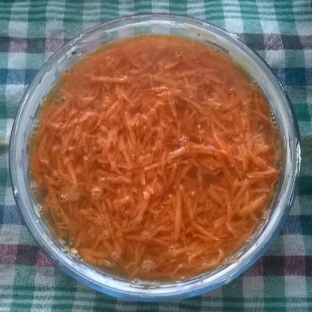 Pieczone udka na mieszance ryżowej z marchewką
