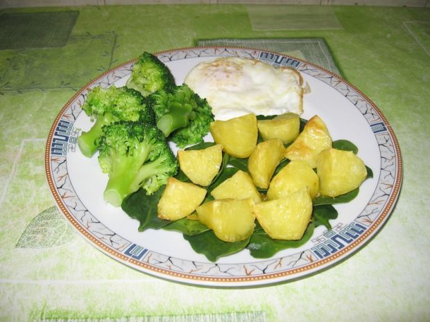 Pieczone ziemniaczki z brokułami i jajkiem