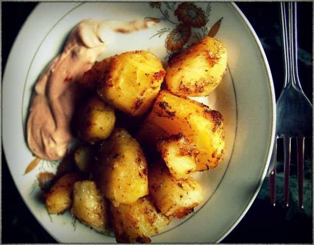 Pieczone ziemniaki i dip majonezowo-keczupowy