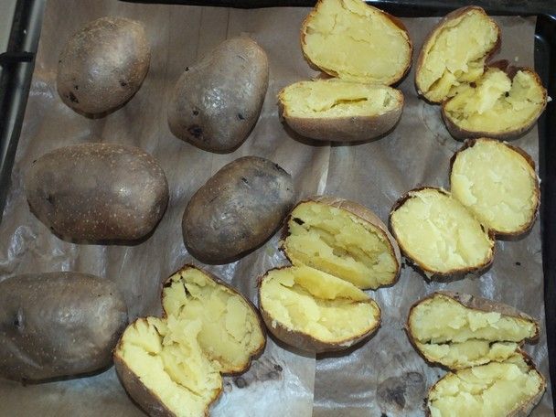 Pieczone ziemniaki w mundurkach z cząbrem i koperk