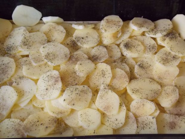 Pieczone ziemniaki z cebulą i pieczarkami
