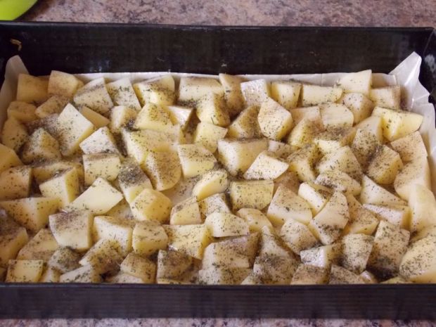 Pieczone ziemniaki z filetem i brokułem