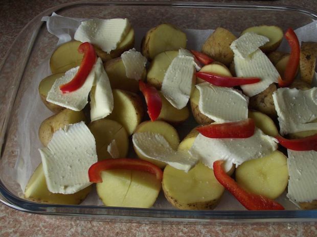 Pieczone ziemniaki z masłem i papryką 