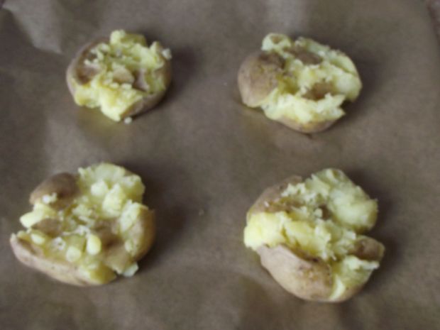 Pieczone ziemniaki z twarożkiem czosnkowym