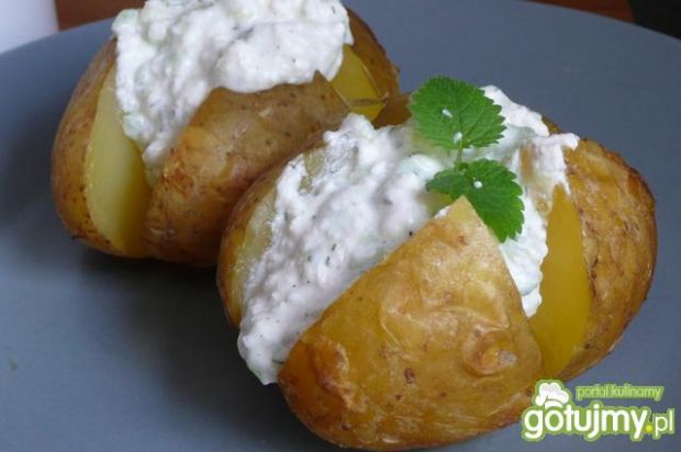 Pieczone ziemniaki z tzatziko-gzikiem