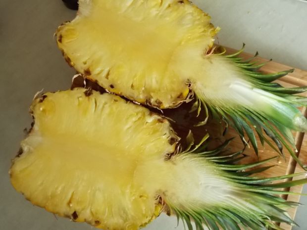 Pieczony ananas z kokosową kruszonką