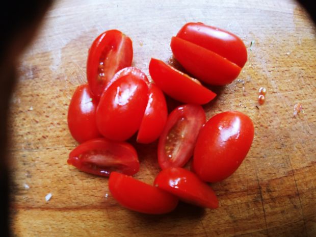 Pieczony łosoś z chorizo i pomidorkami