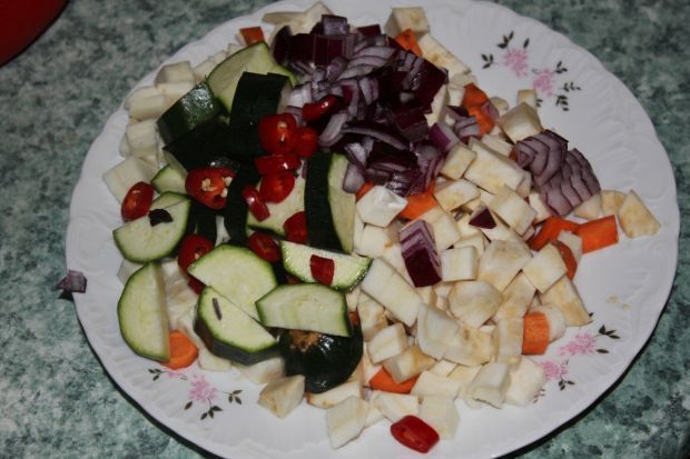 Pieczony łosoś z warzywami w szynce parmeńskiej 