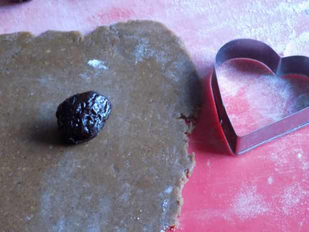Pierniczki w polewie czekoladowej z suszoną śliwką