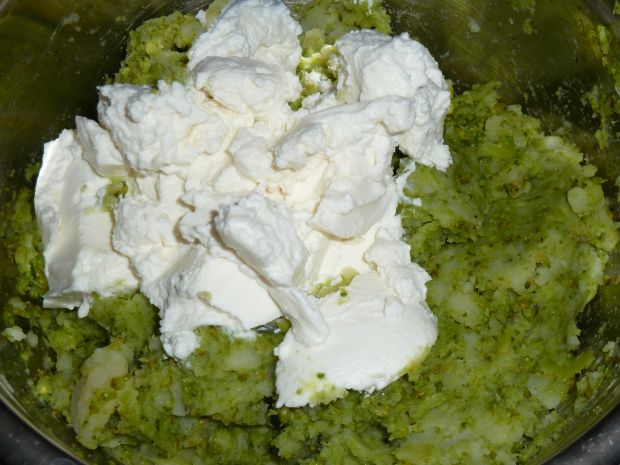 Pierogi brokułowo-ziemniaczane z ricottą 