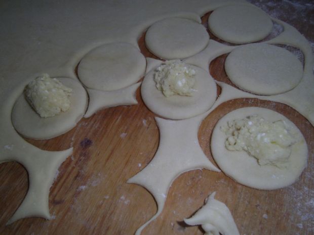 Pierogi ruskie okraszone boczkiem