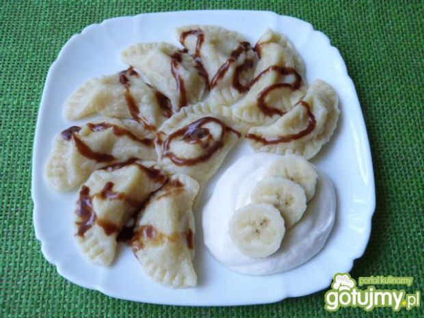 Pierogi z bananami i sosem tiramisu