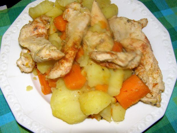 Piersi kurczaka z ziemniakami,marchewką,czosnkiem