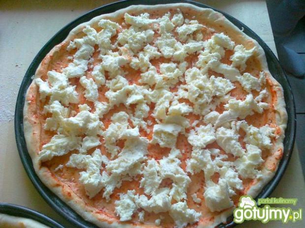 Pikantna pizza z mozzarellą i boczkiem