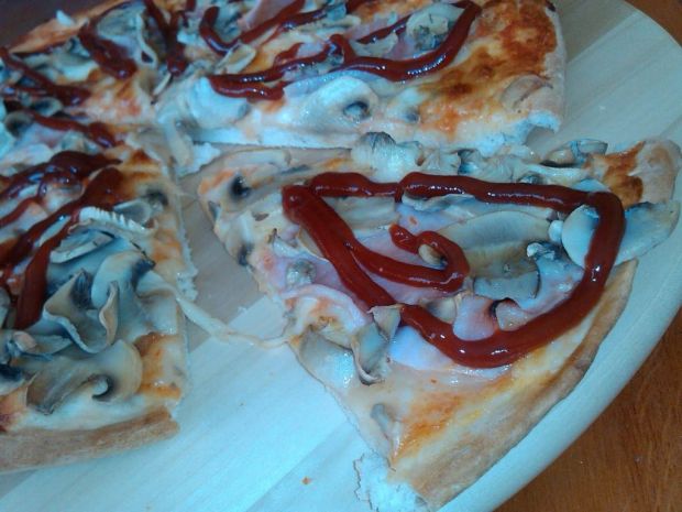  Pikantna pizza z szynką pieczarkami i serem 
