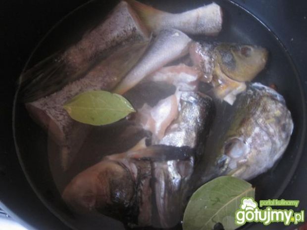 Pikantna zupa rybna z ryb mieszanych 