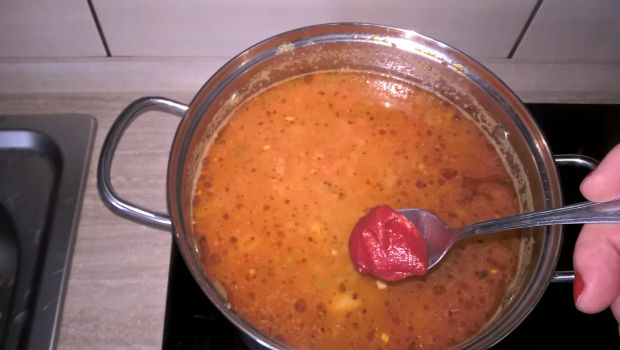Pikantna zupa z ziemniakami i soczewicą