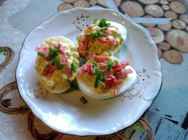 Pikantne faszerowane jajka z salami