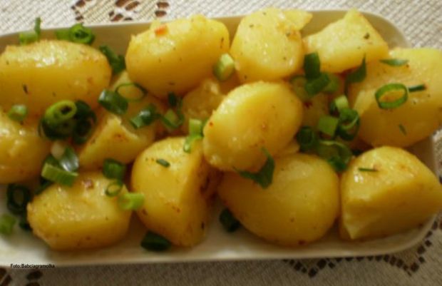 Pikantne ziemniaki gotowane w bulionie.