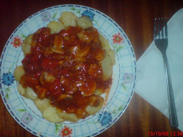 Pikantne ziemniaki z sosem węgierskim