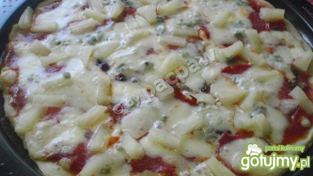 Pizza alla gorgonzola z salami