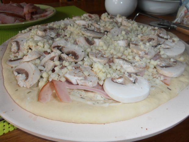 Pizza czosnkowo-pieczarkowa