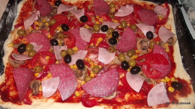 Pizza drożdżowa z salami