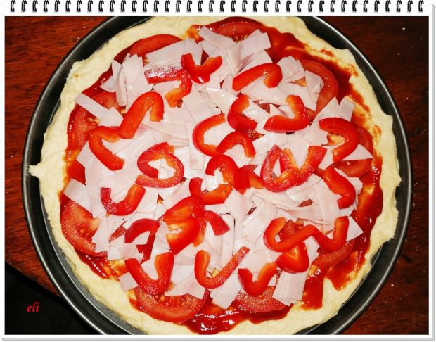 Pizza Eli z pomidorami i szynką