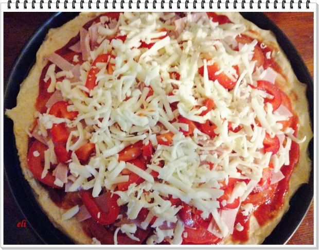 Pizza Eli z pomidorami i szynką