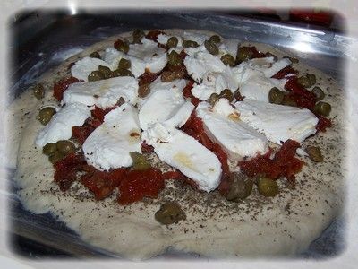 Pizza  faszerowana pomidorami kaparami  mozzarellą