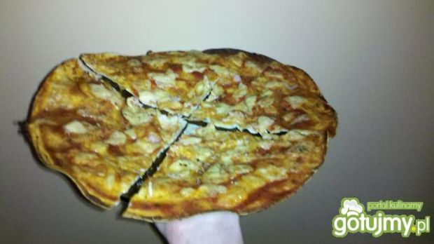 Pizza na bardzo cienkim cieście.