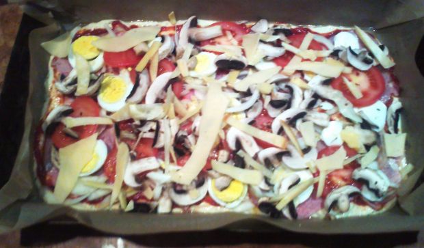 Pizza na cienkim cieście z jajkiem i pomidorem
