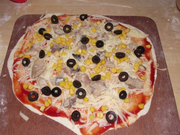 Pizza na cienkim cieście z makrelą z puszki 