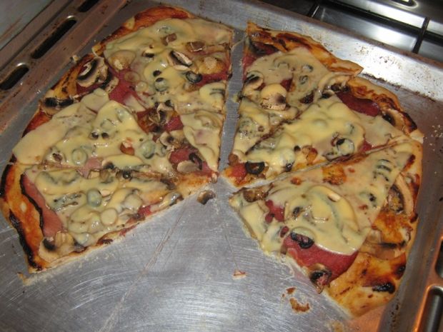 Pizza na cienkim cieście z salami i oliwkami