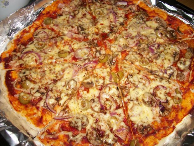 Pizza na cienkim cieście z szynką i pieczarkami