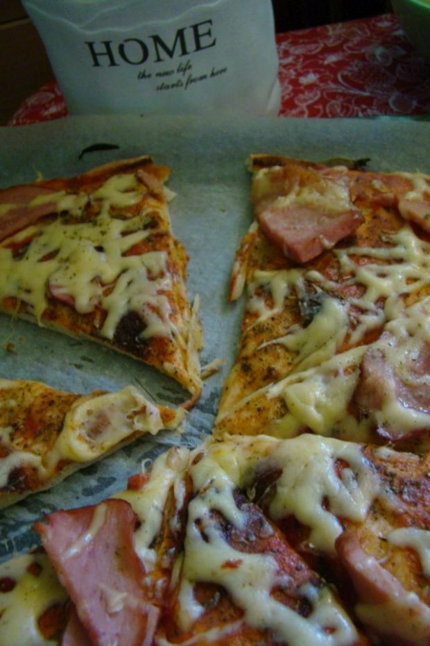Pizza na cienkim spodzie z szynką i serem